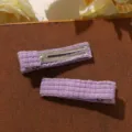 Primer plano detallado de la bonita horquilla de punto morado para el peinado diario. - Púrpura