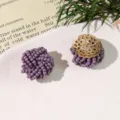 Primer plano detallado de accesorios DIY de flores de cuentas violetas con base dorada. - Púrpura