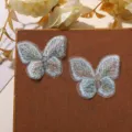 Vista detallada de parches de mariposa bordados de encaje de doble capa, accesorios de hilo mágico DIY. - Azul