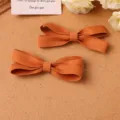 Detalle de lazo de tela naranja, accesorios para el cabello DIY y decoración de ropa. - L / Naranja