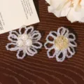 Primer plano detallado de accesorio floral de abalorios hecho a mano con perlas falsas. - Transparente