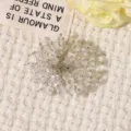 Détail de fleur en perles artisanale, accessoire vintage DIY tissé de sequins pour cheveux et chaussures. - Argent