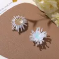 Handgemachte weiße und blaue Perlenblumen DIY-Accessoires für Haarschmuck und Schmuck. - Graublau