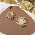 Detailansicht von DIY Perlen Blumen Anhänger Zubehör in Weiß und Gold Farbtönen. - Gelb