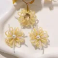 Detalle de flores de cuentas hechas a mano con accesorios DIY amarillos y blancos para pendientes. - Amarillo