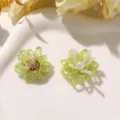 Vista detallada de accesorios florales de cuentas hechas a mano en verde y blanco. - Verde Hierba