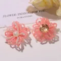 Primer plano de accesorios de bricolaje de flores de cuentas rosa con detalles delicados. - Rojo sandía