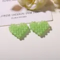 Primer plano de abalorio de corazón de cuentas verdes, colgante de amor de cristal para manualidades. - Verde