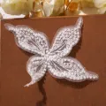 Primo piano applicazione pizzo farfalla, toppa ricamata rete bianca per vestiti e accessori capelli. - Farfalla / Bianco