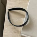 Vue détaillée du serre-tête noir, accessoire de coiffure minimaliste pour femmes. - Serre-tête