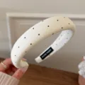 Vue détaillée d'un serre-tête blanc chic à pois noirs, accessoire capillaire quotidien parfait. - Serre-tête Éponge / Style Éponge Blanc