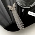 Hermosa pinza de pelo metalica con forma de mariposa y flecos largos de strass para mujeres - Plateado