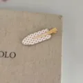 Dettaglio molletta per capelli a pois rossi, accessorio minimalista ed elegante. - Fermaglio Per Capelli A Pois Rossi E Bianchi / Clip Senza Segni