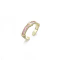 Élégant anneau ouvert doré orné de zirconiums roses étincellants et design croisé chic. - Style Nœud en X Croisé Pierres Roses Carrées en Rangée (J0613)