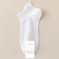 Calzini corti bianchi in cotone da donna, fantasmini traspiranti con etichetta brand. - Taglia unica / Bianco