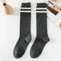 Calze lunghe grigio scuro con righe bianche, calze di cotone stile JK giapponese per donne. - Taglia unica / Calze per polpacci / Grigio scuro