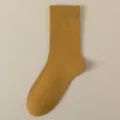 Calze da uomo giallo senape tinta unita, comodi calzini in cotone traspiranti per tutti i giorni. - Curcuma