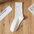Calzini medi in cotone bianco da donna, design in tinta unita semplice per uso quotidiano. - Taglia unica / Bianco