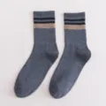 Calze da uomo a tubo medio in cotone con righe, traspiranti e comode per lo sport. - Taglia unica / Blu scuro