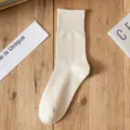 Calzini medi beige tinta unita da donna, stile casual, morbidi calzini basic giornalieri. - Taglia unica / Crema