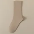 Calze da uomo a metà polpaccio in cotone kaki tinta unita, comode e traspiranti da giorno. - Kaki