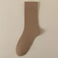 Calzino tinta unito kaki da uomo, calze in cotone traspirante ideali per lavoro e tempo libero. - Cammello