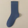 Calze da uomo a tubo medio in cotone blu tinta unita, traspiranti e comode per tutti i giorni. - Blu