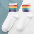Calzini donna a tubo medio con righe arcobaleno, in cotone bianco per primavera ed estate casual. - Taglia unica / Righe Sottili Bianche
