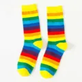 Chaussettes mi-hautes multicolores à rayures arc-en-ciel pour femmes en coton doux et confortable. - Taille unique / Bord-côte Jaune