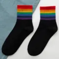 Calzini donna metà polpaccio cotone righe arcobaleno colorate design nero per stile quotidiano. - Taglia unica / Nero con bordo rosso