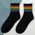 Calzini neri da donna con polsini a righe arcobaleno, calzini di cotone alla moda in stile streetwear. - Taglia unica / Nero a Righe Larghe