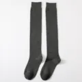 Calze lunghe tinta unita grigio scuro, comodo tessuto in cotone lavorato a maglia per outfit. - Taglia unica / Grigio scuro
