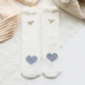Morbide calze invernali da donna in pile corallo con ricamo a cuore, calzini termici per la casa. - Taglia unica / Bianco