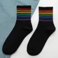 Calzini neri da donna con strisce arcobaleno colorate, cotone morbido moda streetwear casual quotidiano - Taglia unica / Righe Sottili Nere
