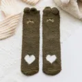 Calzini invernali soffici in pile verde scuro da donna con orecchie di gatto e cuore. - Taglia unica / Verde militare