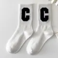 Calzini bianchi di cotone a tubo medio con lettera C nera, design coreano alla moda. - Taglia unica / Bianco