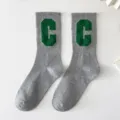 Calze grigie in cotone a metà polpaccio con lettera C verde peluche, stile casual trendy. - Taglia unica / Grigio chiaro