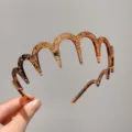 Serre-tête ondulé marron avec dents, idéal pour le coiffage quotidien et le lavage du visage. - Style Vague / Vagues d'ambre brossé