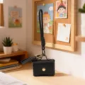 Vista detallada del llavero de mini bolso de cuero PU negro, acogedor fondo de escritorio. - Bolso de Cuero Arenas Movedizas / Negro
