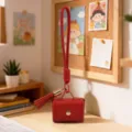 Chic llavero mini bolso de piel sintética roja con correa trenzada y borla dorada. - Bolso de Cuero Arenas Movedizas / Rojo