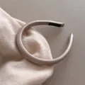 Détail de serre-tête minimaliste en satin étroit, accessoire de mode élégant pour femme. - Mocha