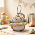 Süßer Pinguin Plüsch Schlüsselanhänger, weiche Tasche Charme mit Schwimmring und Blumen Dekor. - Grau