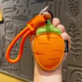 Niedlicher Karotten Leder Schlüsselanhänger, orangener Taschenanhänger Gemüsetasche. - Leder-Gemüse-Serie - Karotte