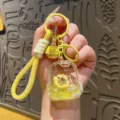 Süßer Kapibara Flüssigkeits-Schlüsselanhänger, transparentes Rucksack-Design mit Glitzersand. - Gelb