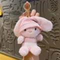 Süßer rosa Plüsch Hase Schlüsselanhänger mit Fischerhut, weiche Taschendeko für Damen. - Rosa Hut