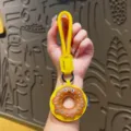Cartoon Donut Leder Schlüsselanhänger und modischer Taschenanhänger mit gelber Handschlaufe. - Leder-Futter-Serie - Donut