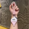 Süßer rosa Eiscreme Leder Schlüsselanhänger und Taschenanhänger mit geflochtener Handschlaufe. - Leder-Lebensmittel-Serie - Eiscreme