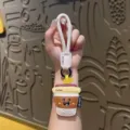Süßer Kaffeetasse Leder Schlüsselanhänger, stilvoller Cartoon Tasche Anhänger, verschiedene Stile. - Leder-Lebensmittel-Serie - Milchtee