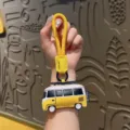 Gelber VW Bus PU Leder Schlüsselanhänger süße Auto Tasche Anhänger mit geflochtenem Band - Leder-Fahrzeug-Serie - Bus