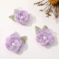 Primer plano detallado de flor de malla morada con perla y hojas verdes para accesorios de pelo. - Púrpura